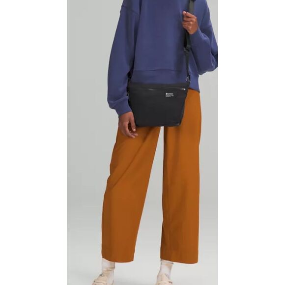 NWOT lululemon Clean Lines Crossbody Bag 2.8L black - Picture 2 of 8